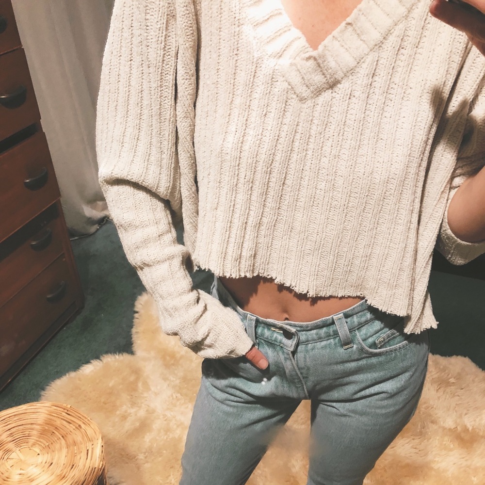 SOLD//Soft and cozy cropped sweater